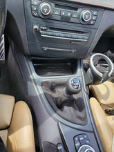Load image into Gallery viewer, BMW E8X 1 SERIES (E81/E82/E87/E88) INDUKTIV Wireless Device Charging Unit